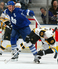 メープルリーフスのマッツ・サンディーン（%%Mats Sundin%%、左）との競り合いでリンクに倒れるブルーインズのPJアクセルソン（%%PJ Axelsson%%）。(c)AFP/Getty Images Dave Sandfor