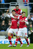 イングランド、FAカップ2012-13（FA Cup 2012-13）は27日、4回戦が各地で行われ、アーセナル（Arsenal）が3-2でブライトン・アンド・ホーヴ・アルビオンFC（Brighton &amp; Hove Albion FC）を下し、5回戦に進出した。

前半16分に先制点を挙げチームメートと喜ぶアーセナルのオリヴィエ・ジルー（Olivier Giroud、左、2013年1月26日撮影）。(c)AFP/GLYN KIRK