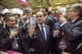 仏パリで開幕した国際農業見本市を訪れ、ワインを飲むフランソワ・オランド仏大統領（中央、2016年2月27日撮影）。(c)AFP/Christophe Petit Tesson