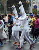 東京マラソン2015。仮装してレースに臨むランナー（2015年2月22日撮影）。(c)AFP/TOSHIFUMI KITAMURA