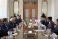 イラン・テヘランで会談する、河野太郎外相（右側中央）とモハンマドジャバド・ザリフ外相（左側中央、2019年6月12日撮影）。(c)ATTA KENARE / AFP
