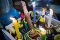 ブラジル・リオデジャネイロ（Rio de Janeiro）の宗教グッズ店で、サッカーW杯ブラジル大会（2014 World Cup）準々決勝に向けてブラジル代表にパワーと運を授けるためブラジル代表の人形を使って行われたアフリカ系密教の儀式（2014年7月3日撮影）。(c)AFP/YASUYOSHI CHIBA