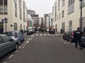 銃撃のあった仏パリ（Paris）にある風刺週刊紙シャルリー・エブド（Charlie Hebdo）の本社前に集まる警察官と消防隊員（2015年1月7日撮影）。(c)AFP/PHILIPPE DUPEYRAT