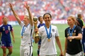 女子サッカーW杯カナダ大会・決勝、米国対日本。優勝トロフィーを掲げる米国のカーリー・ロイド（2015年7月5日撮影）。(c)AFP/Getty Images/Dennis Grombkowski