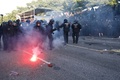 ドイツ北部ハンブルクで行われた、主要20か国・地域（G20）に抗議するデモの現場で、機動隊に向け投げつけられる発煙筒（2017年7月6日撮影）。(c)AFP/Odd ANDERSEN