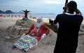 写真は、ブラジル・リオデジャネイロ（Rio de Janeiro）のコパカバーナ（Copacabana）ビーチに作られた、サンタクロースの砂の像（2012年12月12日撮影）。(c)AFP/VANDERLEI ALMEIDA