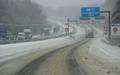 独西部ノルトライン・ウェストファーレン州ブッパータール近郊の高速道路で雪のため立ち往生する車（2021年2月8日撮影）。(c) Ina Fassbender / AFP