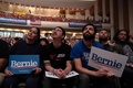 米大統領選に向けた民主党候補指名争いで、テキサス州エルパソで開かれたバーニー・サンダース上院議員の集会に参加する支持者ら（2020年2月22日撮影）。(c)Paul Ratje / AFP