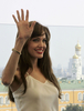 ロシア・モスクワ（Moscow）にある赤の広場（Red Square）前でフォトコールに望んだアンジェリーナ・ジョリー（Angelina Jolie、2010年7月25日撮影）。(c)AFP