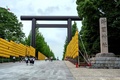 東京都千代田区にある靖国神社の石柱（右、2024年7月10日撮影）。(c)Kazuhiro NOGI / AFP