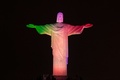 ブラジル・リオデジャネイロ（Rio de Janeiro）のコルコバード（Corcovado）の丘に立つ、ポルトガル国旗の色に染め上げられた巨大なキリスト像（Christ the Redeemer、2014年6月11日撮影）。(c)AFP/YASUYOSHI CHIBA