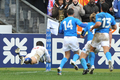 前半13分に先制のトライを決めるフランスの%%Anthony Floch%%（左）。(c)AFP/FRANCK FIFE