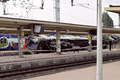 パリ（Paris）南郊ブレティニシュールオルジュ（Bretigny-sur-Orge）で12日午後5時14分（日本時間同日午前0時14分）ごろ、高速で駅に進入した都市間高速列車が脱線し、内務省によると少なくとも6人が死亡、26人が負傷した。負傷者のうち9人は重傷。ここ25年間にフランスで起きた中では最悪の列車事故となった（2013年7月12日撮影）。(c)AFP/KENZO TRIBOUILLARD