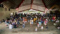 洪水が発生したソロモン諸島の首都ホニアラ（Honiara）のパナティナ・パビリオン（Panatina Pavilion）に設置された避難所に避難した人たち（2014年4月5日撮影）。(c)AFP/WORLD VISION/RACHEL SKEATES