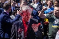 ポーランド・ワルシャワの旧ソ連兵墓地で赤い液体を掛けられたセルゲイ・アンドレーエフ駐ポーランド・ロシア大使（2022年5月9日撮影）。(c)Wojtek RADWANSKI / AFP