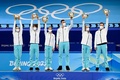 北京冬季五輪、フィギュアスケート団体戦。表彰式で大会マスコットを手に喜ぶロシア五輪委員会（ROC）の選手（2022年2月7日撮影）。(c)WANG Zhao / AFP