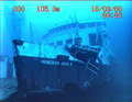 ニュージーランド海軍の潜水作業支援船「HMNZS Manawanui」の乗組員が18日、遠隔操作船「ROV（Remote Operating Vehicle）」で、海底に沈む「プリンセス・アシカ（Princess Ashika）」を撮影した。プリンセス・アシカ号は5日、トンガの首都ヌクアロファ（Nuku&apos;alofa）からハーフェバ（Ha&apos;afeva）へ向かう途中に沈没した。警察は19日、行方不明者数を72人に訂正した。（2009年8月18日撮影）。(c)AFP/HMNZ &apos;Manawanui&apos; Navy Team