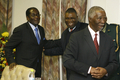 ジンバブエの首都ハラレ（Harare）で会談を終えたロバート・ムガベ（Robert Mugabe）大統領（左）とターボ・ムベキ（Thabo Mbeki）南ア大統領（右）（2008年7月5日撮影）。(c)AFP/Alexander Joe
