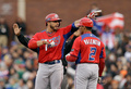 第3回ワールド・ベースボール・クラシック（2013 World Baseball Classic、WBC）は17日、米カリフォルニア（California）州サンフランシスコ（San Francisco）で準決勝が行われ、日本は1-3でプエルトリコに敗れた。

1回に適時打を放ち歓喜するプエルトリコのマイク・ アビールズ（Mike Aviles、左、2013年3月17日撮影）。(c)AFP/Getty Images/Ezra Shaw