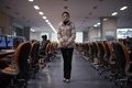 北朝鮮の首都平壌にある科学技術センターの学習室で撮影された19歳のボランティアスタッフ。(c)AFP/Ed Jones 