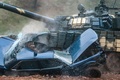 ベラルーシの首都ミンスク郊外にある戦争博物館「スターリン線博物館」で開催された戦車バイアスロンで、車を押しつぶす同国のT72戦車（2016年10月22日撮影）。(c)AFP/MAXIM MALINOVSKY