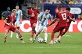 サッカーコパアメリカ準決勝、アルゼンチン対カナダ。カナダの選手に囲まれるアルゼンチンのリオネル・メッシ（中央、2024年7月9日撮影）。(c)JUAN MABROMATA / AFP