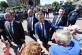 フランス北部ルトゥケで、下院選第1回投票の投票を行った後に市民らと握手するエマニュエル・マクロン大統領（2017年6月11日撮影）。(c)AFP/Philippe HUGUEN