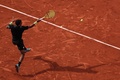 全仏オープンテニス、男子シングルス4回戦。リターンを打つフェリックス・オジェ・アリアシム（2022年5月29日撮影）。(c)Thomas SAMSON / AFP
