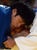 第33回世界柔道選手権、男子60キロ級。3位決定戦でフェリペ・キタダイ（白）と対戦する志々目徹（2015年8月24日撮影）。(c)AFP/VASILY MAXIMOV