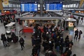 ドイツ南部ミュンヘン中央駅で列車を待つ人々（2018年12月10日撮影）。(c)Christof STACHE / AFP