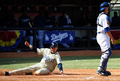 本塁に生還するパドレスのオスカー・ロブレス（%%Oscar Robles%%、左）。(c)AFP/Getty Images/Frederic J. BROWN