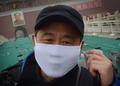 北京（Beijing）市内は30日もスモッグが垂れ込める1日となった。北京市当局は同日、スモッグへの緊急対策を実施するとともに、住民に屋内にとどまるよう呼びかけた。

写真はマスクを付けて天安門広場（Tiananmen Square）を訪れる観光客（2013年1月30日撮影）。(c)AFP/Mark RALSTON