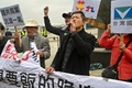 台湾桃園国際空港の外で、馬英九前総統の訪中に抗議する台湾独立派（2023年3月27日撮影）。(c)Sam Yeh / AFP