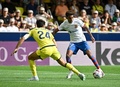 23-24スペイン1部リーグ第3節、ビジャレアル対FCバルセロナ。ボールをコントロールするFCバルセロナのラミネ・ヤマル（奥、2023年8月27日撮影）。(c)JAVIER SORIANO/ AFP