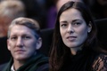男子テニス、ATPワールドツアー・ファイナル8日目。アンディ・マレー対ノバク・ジョコビッチの試合を観戦するアナ・イワノビッチ（右）とバスティアン･シュバインシュタイガー（2016年11月20日撮影、資料写真）。(c)AFP/Adrian DENNIS