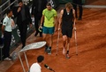 全仏オープンテニス、男子シングルス準決勝。負傷し、ラファエル・ナダル（左）に付き添われながらコートを歩くアレクサンダー・ズベレフ（2022年6月3日撮影）。(c)Anne-Christine POUJOULAT / AFP