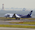 全日本空輸（All Nippon Airways、ANA）に25日引き渡された米航空機大手ボーイング（Boeing）の新世代旅客機「ボーイング787ドリームライナー（Boeing 787 Dreamliner）」1号機が28日、東京・羽田空港に到着した。

前日、明け方の曇り空のもと、予定より45分遅れで米ワシントン（Washington）州エバレット（Everett）のペインフィールド（Paine Field）空港を離陸した787は28日午前9時過ぎ、羽田空港に到着。多くの報道陣、航空ファンらに迎えられた。

1機平均2億200万ドル（約155億円）、乗客定員は330席。当初の予定では2008年初めに最初の機体が全日空に納入される予定だった。ボーイングにとってドリームライナーは、軽量化を図った中型旅客機の成功を賭けた存在でもある。

全日空は来月26日、成田発香港行きの便で、787を世界で初めて導入する。その後、羽田－北京（Beijing）や羽田－フランクフルト（Frankfurt）線でも運航していく。

写真は東京・羽田空港に到着した全日本空輸のボーイング787ドリームライナー1号機（2011年9月28日撮影）。(c)AFP/Yoshikazu TSUNO