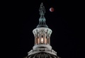 米首都ワシントンの連邦議会で観測された部分月食（2021年11月19日撮影）。(c)ANDREW CABALLERO-REYNOLDS / AFP