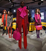 米・ニューヨークで発表されたケイト・スペード ニューヨーク（Kate Spade New York）13/14年秋冬コレクション（2013年2月8日撮影）。(c)AFP/Getty Images/Allison Joyce
