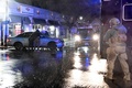 米デラウェア州ウィルミントンで、大統領警護隊の車列に突っ込んだ乗用車に駆け寄る警護隊員ら（2023年12月17日撮影）。(c)ANDREW CABALLERO-REYNOLDS / AFP