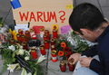 2007年8月16日、ドイツ西部のデュイスブルク（Duisburg）で起こったマフィアの抗争とみられる事件で、イタリア人6人の遺体が発見されたイタリア料理店前でロウソクを灯す男性。(c)AFP/DDP/MICHAEL GOTTSCHALK