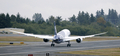 全日本空輸（All Nippon Airways、ANA）に25日引き渡された米航空機大手ボーイング（Boeing）の新世代旅客機「ボーイング787ドリームライナー（Boeing 787 Dreamliner）」1号機が28日、東京・羽田空港に到着した。

前日、明け方の曇り空のもと、予定より45分遅れで米ワシントン（Washington）州エバレット（Everett）のペインフィールド（Paine Field）空港を離陸した787は28日午前9時過ぎ、羽田空港に到着。多くの報道陣、航空ファンらに迎えられた。

1機平均2億200万ドル（約155億円）、乗客定員は330席。当初の予定では2008年初めに最初の機体が全日空に納入される予定だった。ボーイングにとってドリームライナーは、軽量化を図った中型旅客機の成功を賭けた存在でもある。

全日空は来月26日、成田発香港行きの便で、787を世界で初めて導入する。その後、羽田－北京（Beijing）や羽田－フランクフルト（Frankfurt）線でも運航していく。

写真は米ワシントン州エバレットのペインフィールド空港を離陸するボーイング787ドリームライナー1号機（2011年9月27日撮影）。(c)AFP/KEVIN P. CASEY