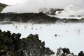 写真はアイスランドの首都レイキャビク（Reykjavik）郊外にある温泉｢ブルーラグーン（Blue Lagoon）｣。ブルーラグーンは水の色が青と緑であることから、この名で呼ばれている。健康効果もうたわれている（2009年4月26日撮影）。(c)AFP/OLIVIER MORIN