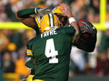 第4Qにインターセプトを決めたチームメイトのチャールズ・ウッドソン（%%Charles Woodson%%、奥）を祝福するパッカーズのQBブレット・ファーヴ（%%Brett Favre%%）。(c)AFP/Getty Images Jonathan Daniel