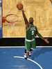 09-10NBA、オーランド・マジック（%%Orlando Magic%%）対ボストン・セルティックス（%%Boston Celtics%%）。試合はセルティックスが86-77で勝利した。写真はリバウンドを捕るセルティックスのケビン・ガーネット（%%Kevin Garnett%%）。（2009年12月25日撮影）(c)AFP/Getty Images/NBAE/Fernando Medina
