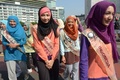 インドネシア・ジャカルタ（Jakarta）で行進に参加した美人コンテスト「ムスリマ・ワールド（Muslimah World）」のファイナリストら（2013年9月15日撮影）。(c)AFP/ADEK BERRY