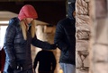 フランス・バルディゼール（Val d&apos;Isere）を歩くリンゼイ・ボン（Lindsey Vonn、左）とタイガー・ウッズ（Tiger Woods、2013年12月20日撮影）。(c)AFP/FRANCK FIFE