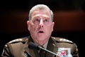 米首都ワシントンで、下院軍事委員会の公聴会で証言する米軍制服組トップのマーク・ミリー統合参謀本部議長（2020年7月9日撮影）。(c)MICHAEL REYNOLDS / POOL / AFP