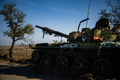 ウクライナ南部に放置されたロシア軍の戦車T62（2022年10月7日撮影）。(c)Dimitar DILKOFF / AFP