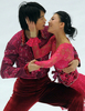 10-11フィギュアスケートGPシリーズ第3戦、中国杯。ペアのフリースケーティング（FS）で演技する中国のホウ清（右）とトウ健（左）。（2010年11月6日撮影）(c)AFP/PETER PARKS
